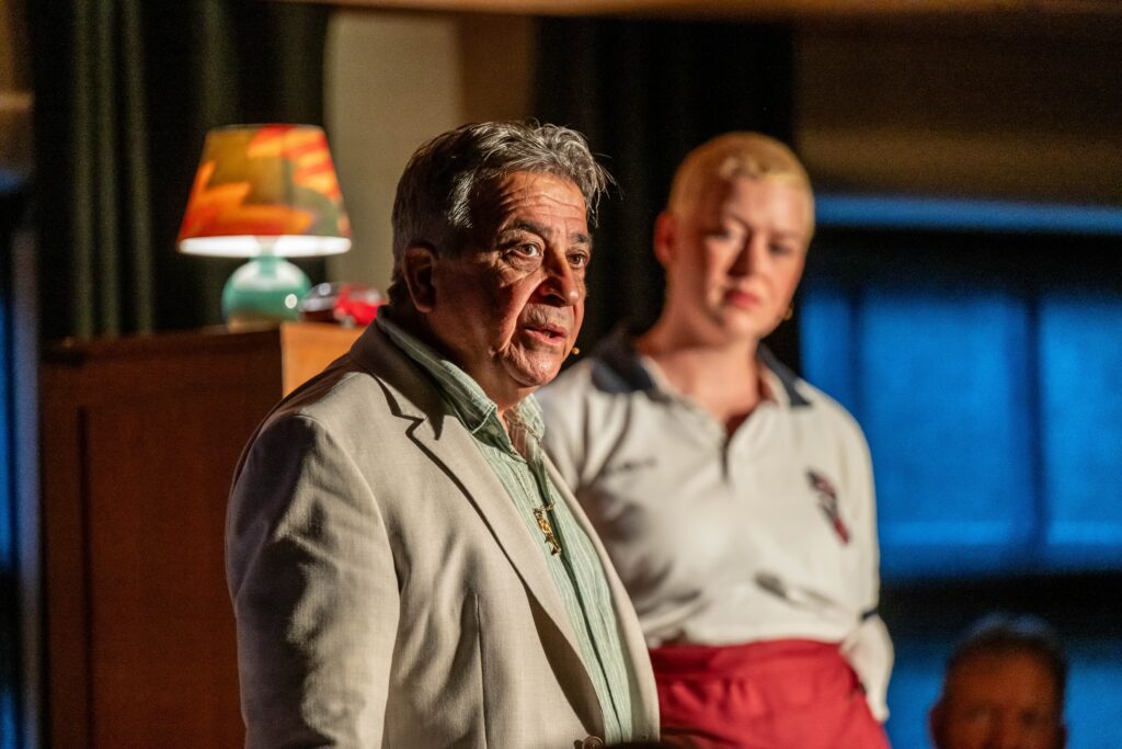 Scenefoto-Burak-en-Anne_Huus-van-Twente_credits_Willem-van-Walderveen-1-1024×683